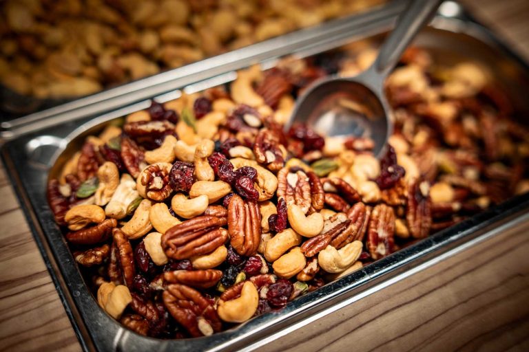 Frisch in Hamburg geröstete Nussmischung mit Pekannüssen, Cashews, Pistazien, Cranberries und Blaubeeren.