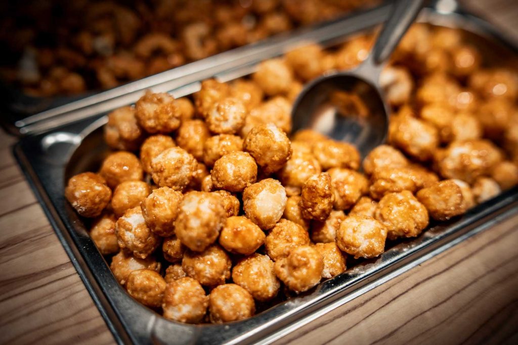 Frisch in Hamburg geröstete Nussmischung mit Macademias und Meersalz.