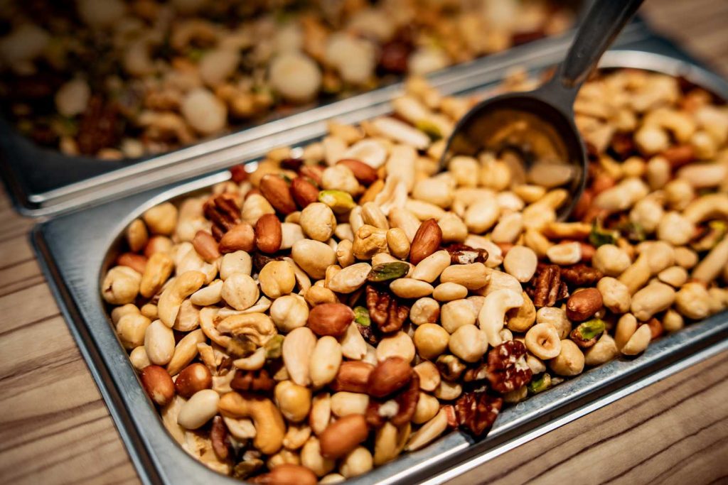 Frisch in Hamburg geröstete Nussmischung mit Mandeln, Erdnüssen, Haselnüssen, Cashews, Pekannüssen und Pistazien.