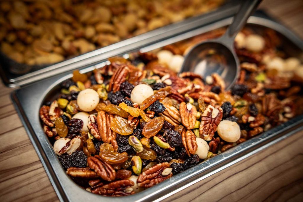 Frisch in Hamburg geröstete Nussmischung mit Pistazien, Pekannüssen, Macademias und Rosinen.
